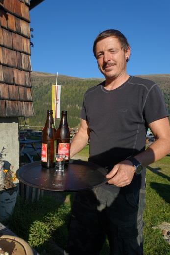 Du når Hinterbuchholzer Hütte där du är väl värd en vila och något uppfriskande att dricka.