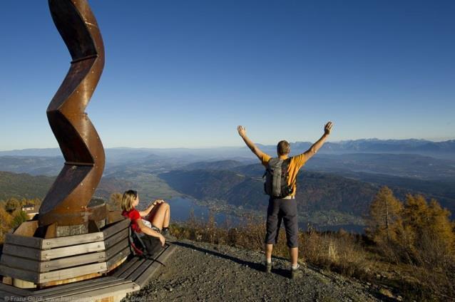 Alpe-Adria Trail, Bad Kleinkirchheim - Baumgartnerhöhe, 6 nätter 3(8) nerförsbacke till ditt boende som ligger med underbar utsikt över sjö och berg.