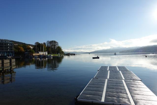 På andra sidan sjön ser du dagens slutmål Ossiach. Leden följer till större delen fina skogsstigar och traktorstigar nerför i sicksack till Steindorf am Ossiacher See.