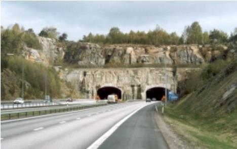 Figur 12: Värötunnel i Varberg. Från Nordström (2005). Kärnborrning användes för att undersöka om korrosion uppstod på armeringen i sprickzoner.