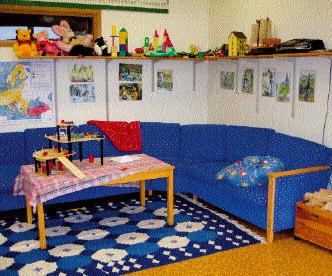 Exempel på en dålig inomhusmiljö med matta, soffa med dynor och hylla fylld med material respektive en bra och lättstädad inomhusmiljö i skolan.