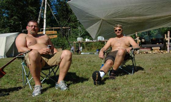 Idag väntar vi hem de kanotande Upptäckarna som har hajkat på andra sidan sjön men innan de kommer skall Äventyrsscouterna vandra i pionjärens fotspår i jakt på pälsdjur.