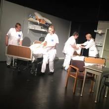 SVA 3 OCH SFA MEDICIN PÅ TEATER På tisdagskvällen den 16 april gick SVA 3 eleverna samt flera elever från SFA på Hagateatern i Köping och såg pjäsen Syrror, en komedi som utspelar sig på ett sjukhus.