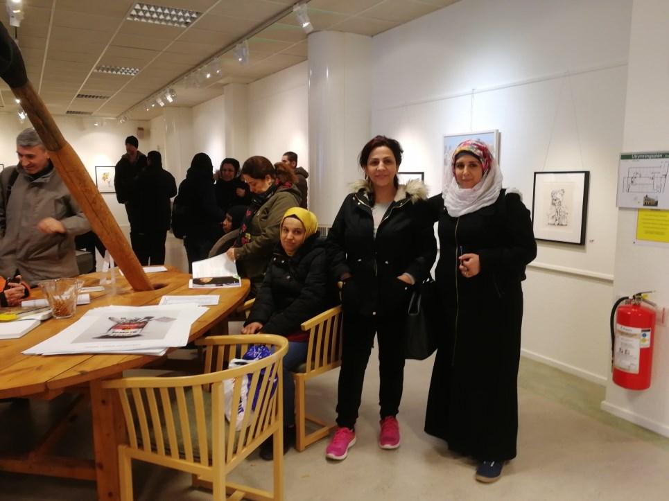 Bilder: SFI på utställningen Art s fun! Lasse är en mångsysslare.