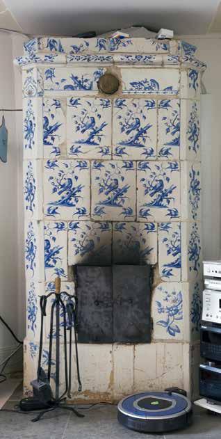 av stoftvävaren Isac Långfelt på 1740-talet. År 1773 inreddes vinden. En brandförsäkring från samma år beskriver att huset innehöll fyra bostäder och en rymlig och stor bjälkkällare.