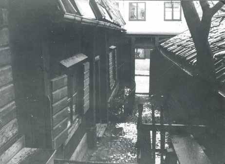 DEN ÄLDRE GÅRDSMILJÖN VID STIG- BERGSGATAN 23. IDAG ÄR DET VÄSTRA GÅRDSHUSET RIVET. OKÄND FOTOGRAF. SSME29726 GÅRDSMILJÖ PÅ STIGBERGSGATAN 17 OMKRING 1910 1912. OKÄND FOTOGRAF. SSMF68405 bergstomterna norrut anlades trädgårdstäppor.