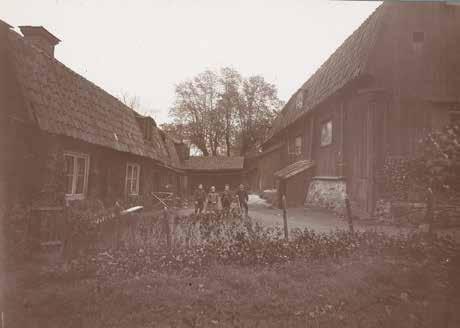 Stigbergsgatans äldsta namn är Katarina Östra Qvarngränd efter Swart Hindriks kvarn som stod på berget där Hantverksinstitutets moderna byggnad nu finns.