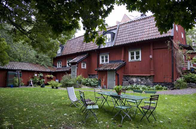 STIGBERGSGATAN 23 FRÅN GÅRDEN. FOTO: J. MALMBERG av bräder, hus nummer 2. Under huset fanns en bjälkkällare som var tillgänglig från hus nummer 1.