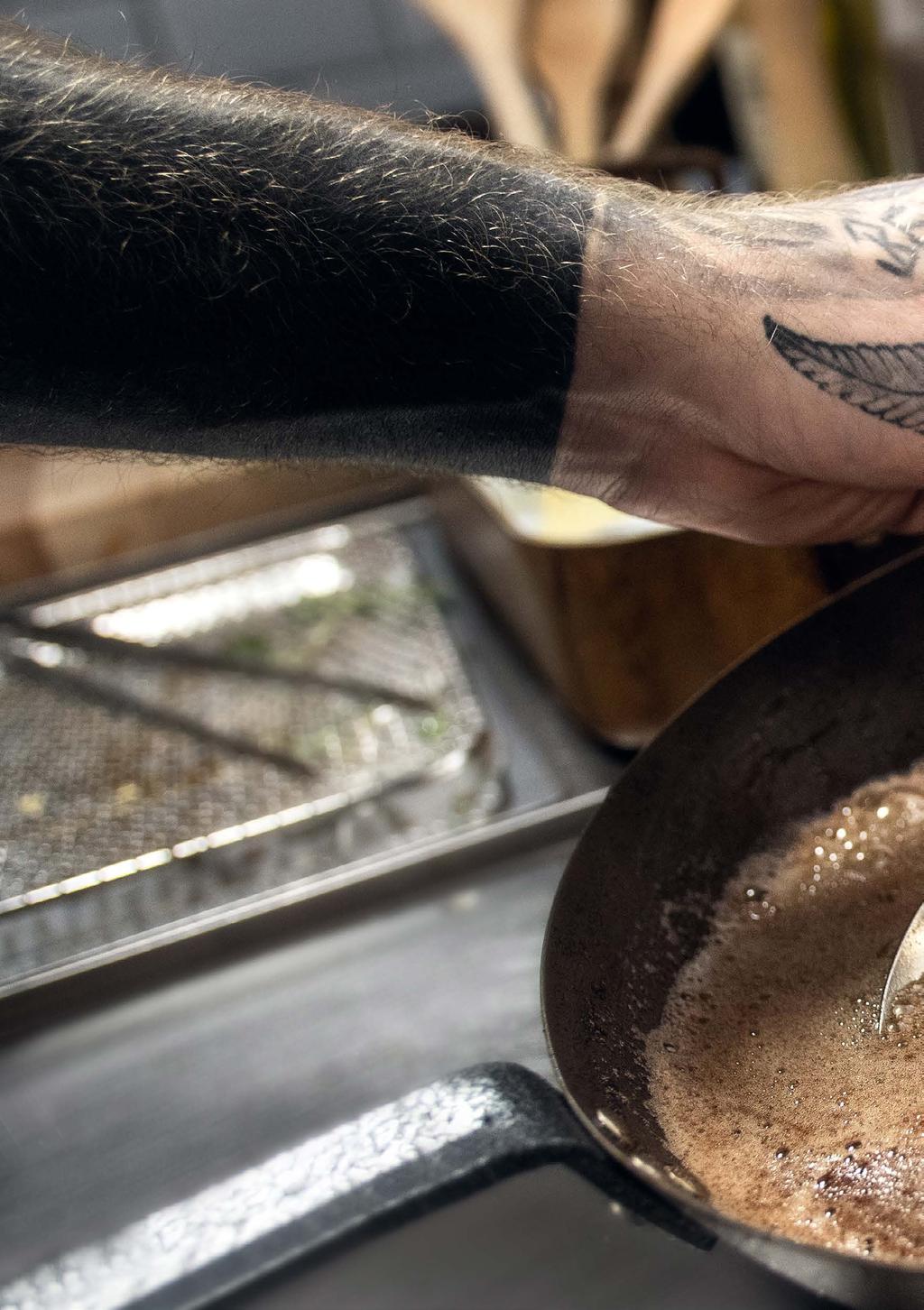 KOLSTÅL En stekpanna i kolstål är perfekt för matlagning som kräver precision. Kolstålspannor beskrivs ofta som en korsning mellan gjutjärn och belagd panna.