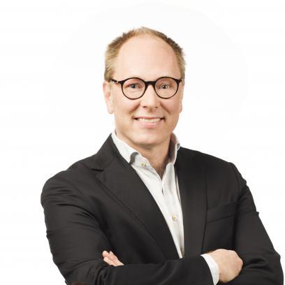Sitter även som styrelseledamot i Scandic Group AB, Veidekke AS, Axfast AB och Kungsleden AB. Tidigare CEO och CFO i Atrium Ljungberg AB, samt CFO i Skolfastigheter i Stockholm AB.
