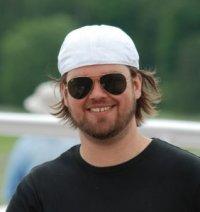 Han kommer att teamflyga med Ronny i EM i Slovakien. Flyger till vardags JAS-39 Gripen, tävlar med en Discus-2T.