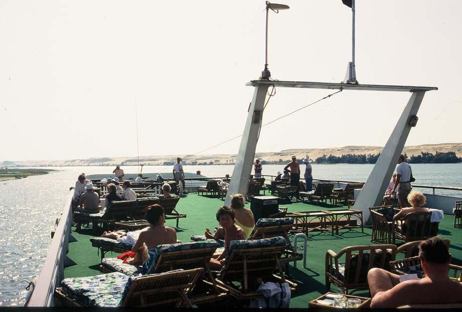 14 Att segla uppför Nilen på en av de bästa båtarna är en samtidigt avkopplande som innehållsrik upplevelse. Före lunch känns det skönt med ett svalkande dopp i poolen på sun-deck.