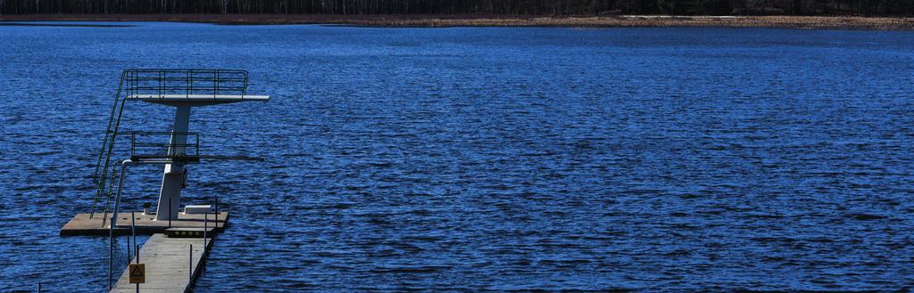 Badvatten Vattnet i sjöar och vattendrag påverkas när det under en längre period är varmt ute. Det gör att risken för ökade bakteriehalter blir högre.