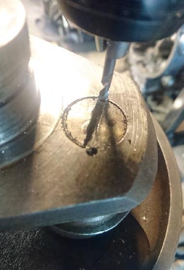 Genom att försiktigt borra ur könslagen med 3,4 mm borr till ca 4 mm djup så kunde deformeringen av könslagen avlägsnas.
