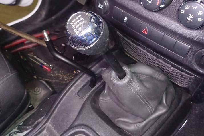 20.Press the gearshift knob onto the gearshift lever. 23.