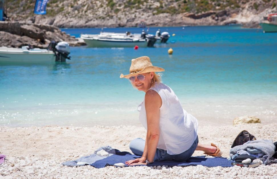 Helena Carlson är värdinna samt den som känner till Zakynthos smultronställen.