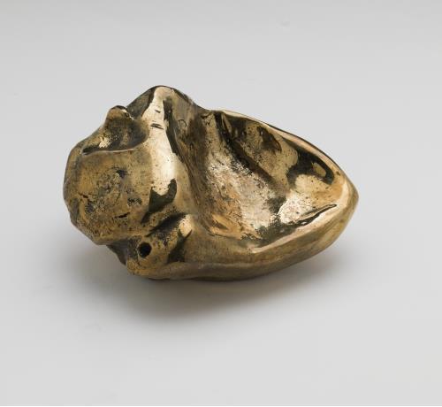 Carl Fredrik Reuterswärd, Handen, 1962. Förgylld metall. Donation 2015 från Carl Fredrik Reuterswärds stiftelse, MOM2015/86 Titta noga på objektet Handen som ingår i verket Kilroy. Är det en hand?