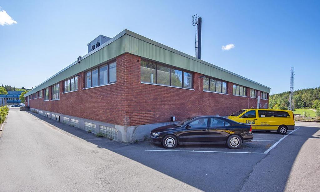 I närliggande Barkarby handelsplats, Stockholm Quality Outlet och Jakobsbergs Centrum finns all övrig form av service man kan önska i form av bl.a. restauranger, handel, banker, apotek, läkare och annan service.