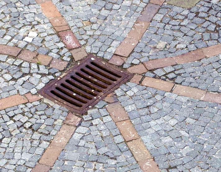 Dagvatten Dagvatten som felaktigt leds till ledningsnätet för spillvatten kan medföra överbelastning i avloppsreningsverket med en försämrad reningseffekt som följd.