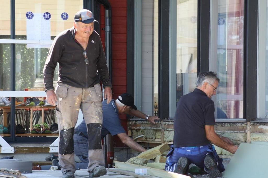 Bägge seglande för NYSS Du har väl sett vårt fina bygge vid klubbhuset. För den här etappen så är det färdigsnickrat.