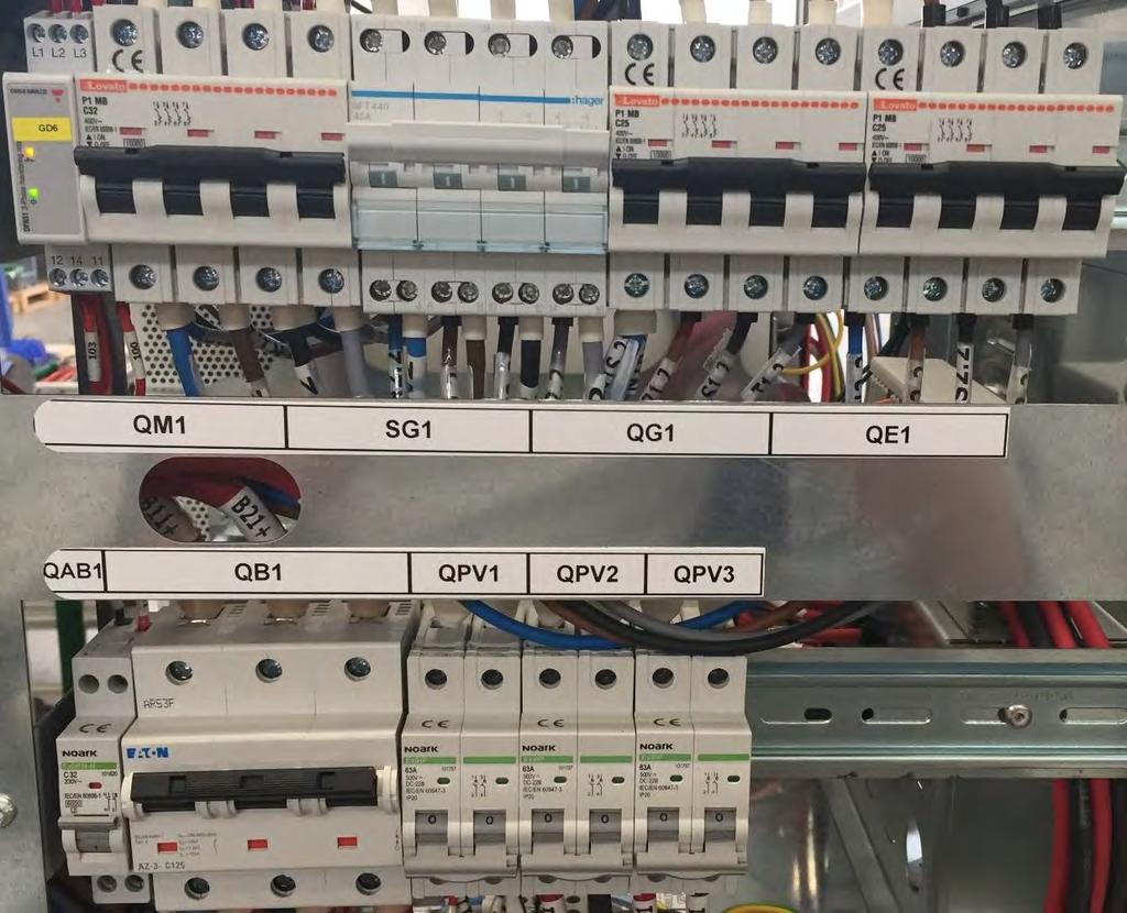 Positionnez les interrupteurs dans le tableau électrique du système de stockage, comme indiqué dans la figure suivante.