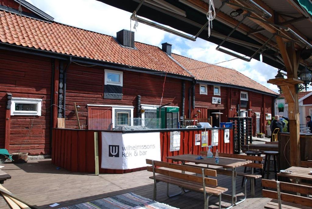 Byggnadsvårdsåtgärder I de timrade byggnaderna i den södra delen av den kringbyggda gården bedrivs bland annat restaurangverksamhet. Restaurangen har en uteservering åt söder med en utomhusbardisk.