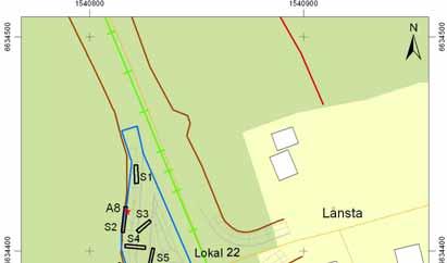 Keramiken nära ett framträdande block på avsatsen och tolkas som lämningar efter en strandbunden stenåldersaktivitet och bedöms som fornlämning. Stensamlingen bedöms som en naturbildning.
