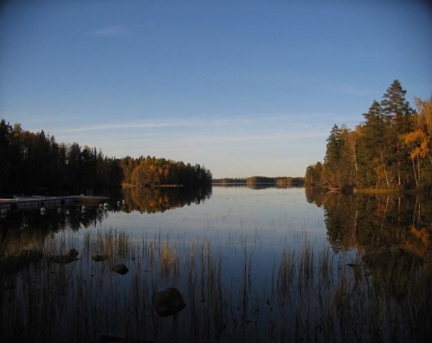 De övre delarna av Sagåns avrinningsområde, uppströms Sala, är sjörika och ligger i ett skogsdominerat landskap.