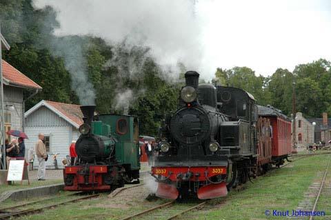 Storugns 3 och SJ S2p möts på Vadstena station Veterandagen 31/8 2008. Området är upprustat sedan förfallet på slutet av sjuttiotalet.