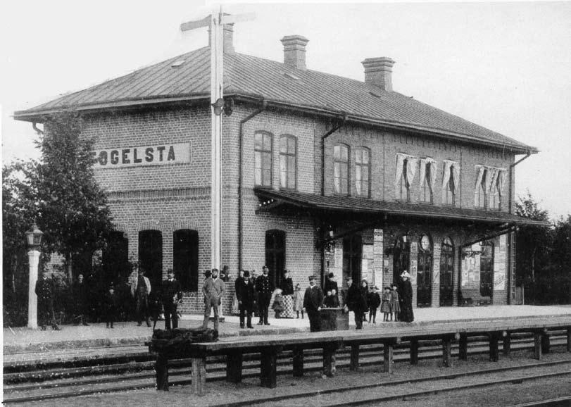 Fogelsta station, c:a 1897, som tyvärr revs 1981. Elektrifiering 1919 införlivades FVÖJ med Mellersta Östergötlands Järnvägar (MÖJ).