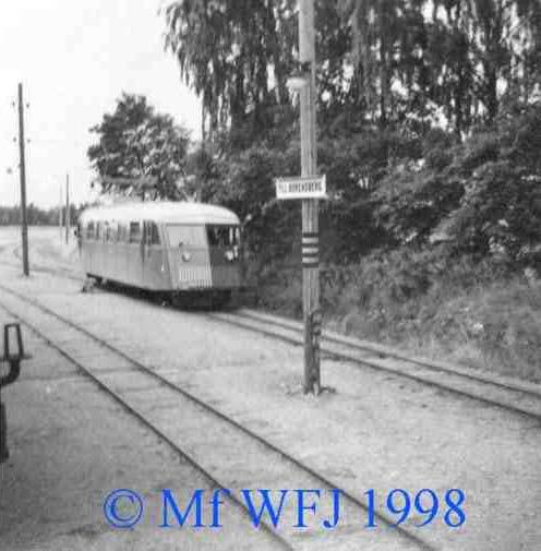 MÖJ beställde två elektriska rälsbussar från Hilding Carlsson, vilka var byggda på en trästomme. Leverans skedde 1949-1950. Hilding Carlsson elektrisk rälsbuss.