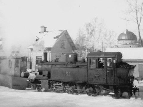 SJ S2p 3037 plogar snö vid Vadstena station c:a 1960. Både plog och lok finns kvar i Vadstena, renoverade av museiföreningen.