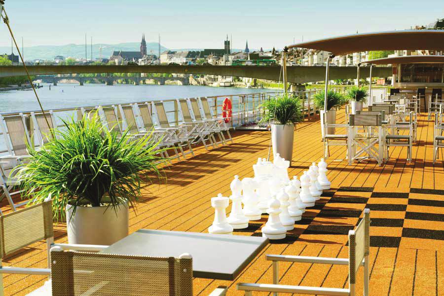 Säsong och regionala råvaror avgör vad som serveras i fartygets trevliga matsal, Panorama Restaurant på däck två (Strauss Deck) och rakt ovanför (på Mozart Deck) ligger