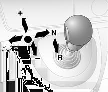Om bromspedalen inte trampas ner lyser T i växellådsdisplayen och motorn går inte att starta. När bromspedalen trampas ner växlar växellådan automatiskt till N (neutral).