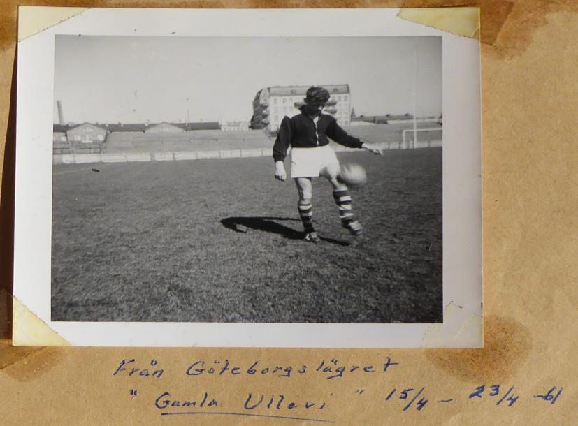 Harlan Grannas leker med bollen vid träningslägret i Göteborg 1961. Färnäs SK på träningsvecka i Göteborg. Fjolårstrean kommer med två nya spelare. Färnäs (DD).