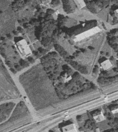 repo001.docx 2015-10-05 En flygbild från 1955-1967 visar att östra delen av fastigheten var bebyggd med en fastighet med trädgård medan västra delen var gräsbevuxen, se Figur 2.