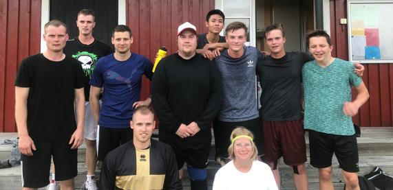 17 FÖGLÖBLADET AUGUSTI 2019 Motionsfotboll är ett lyckat koncept Text: John Eriksson Julian Mörn är ansvarig för motionsfotbollen på Föglö sommaren 2019.