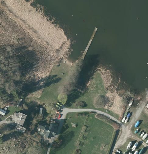 Öster om sandstranden ligger en brygga där området är något utfylld och stranden vid början av bryggan kantas av block.