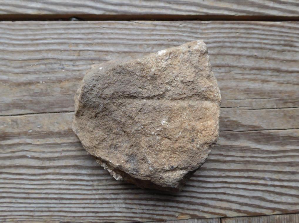 Runstensfynd från Husby-Sjuhundra kyrka 2018 Stenmaterialet och ristningstekniken påminner om runstensfragmentet U Fv1979;243B med inskriften kunuata-» Gunnvats» (fig.
