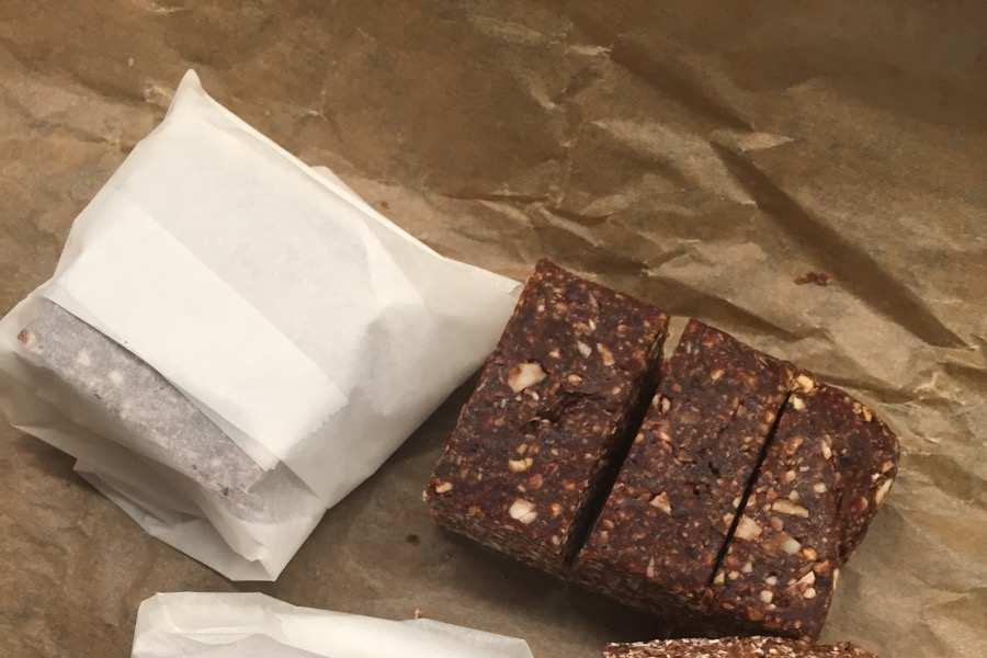 Havre- och chokladbar Recept: 2 dl färska dadlar 2 dl havregryn 1-2 dl kokos 2 msk kakao 2 msk kokosolja Valfri