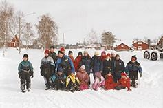 Barnen bär inga masker men nog bjällror, skällor och klockor.
