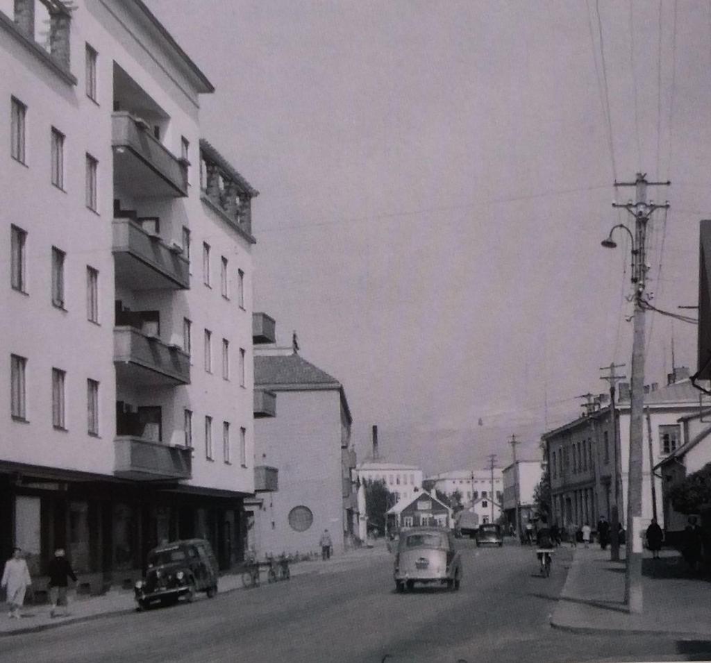 L Å N G B R O G ATA N T E R A S S H U S E T 1952 Hakalax röda