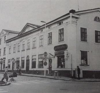 B O E H M S K A H U S E T S TO R G ATA N Byggd av handelsmannen Axel Böckelman år1829 Dotterdottern Charlotta, gift med