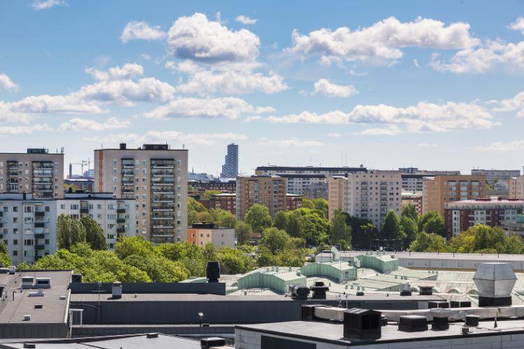 Drömtrea högst upp i huset med terrass och balkong Här erbjuds en unik möjlighet att förvärva ett synnerligen attraktivt boende, högst