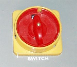 Huvudströmbrytaren används som nödbrytare. Vid ett nödläge vrid strömbrytaren till läge 0.