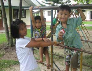 Allt detta göra att många barn far illa fysiskt och mår psykiskt dåligt. Under snart 30 års tid har BaanChivitMai funnits i Thailand som en räddningsplanka för hundratals barn.