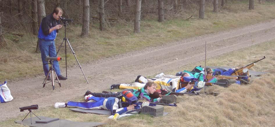 Korthållsskytte ute i naturen i väntan på den nya 50 metersbanan. Mikael Nilsson bevakar skyttarnas resultat Den gren inom föreningen som har minst verksamhet och utövare är gevärskyttet.