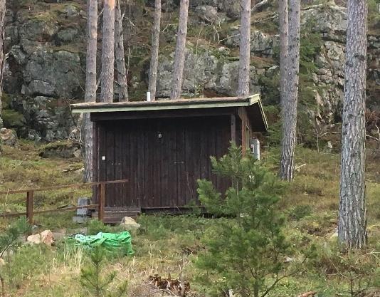 Grått avloppsvatten avleds via sedimenteringsbrunnar till marken.