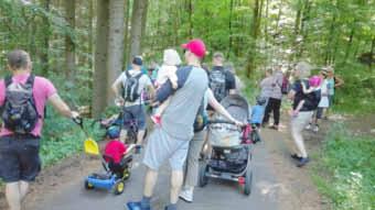 Baumholder - 6 - Ausgabe 24/2019 rad perfekt für die Wanderung ausgestattet waren. Auch eine größere Gruppe neu zugezogener Amerikaner ließ es sich nicht nehmen, den Stadtwald kennen zu lernen.