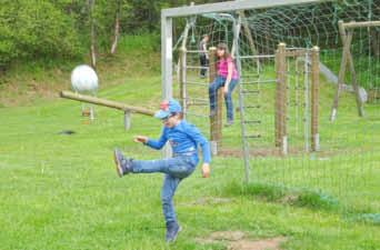 00 Uhr) Rückweiler Familientag im Kiga Rückweiler Der jährliche Familientag des Kindergartens Rückweiler fand dieses Mal im Rahmen einer Wanderung statt.